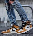 Air Jordan 1 Retro High OG Black Metallic Gold