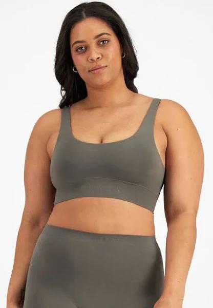 Bonds Bases Scoop Crop in Misty Moss Size: 10