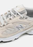 New Balance 725 Sneakers in cream-Pink