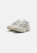 New Balance 725 Sneakers in White