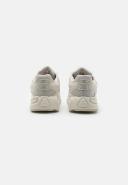 New Balance 725 Sneakers in White