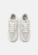 New Balance 725 Sneakers in White