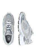 New Balance 725 Trainers in Grey and Silver