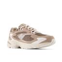 New Balance - Unisex 725 Sneakers in Beige