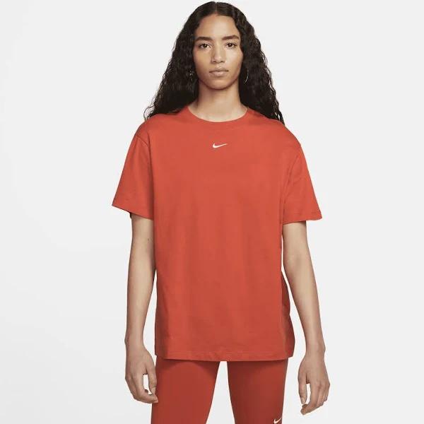 Nike - Sportswear Essentials T-Shirt in Orange
