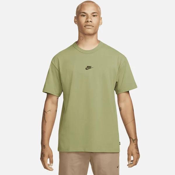 Nike - Sportswear Premium Essentials T-Shirt in Green