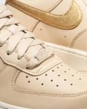 Nike Women's Air Force 1 '07 Ess TRND Gold Swoosh Sanddrift/Metallic