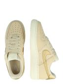 Nike Women's Air Force 1 '07 Ess TRND Gold Swoosh Sanddrift/Metallic