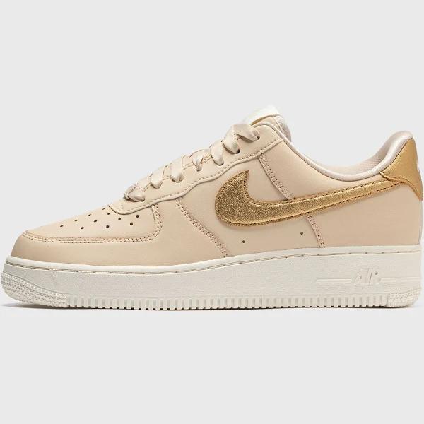 Nike Women's Air Force 1 '07 Ess TRND Gold Swoosh Sanddrift/Metallic