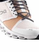 On Running Cloudstratus 2999771 white/almond