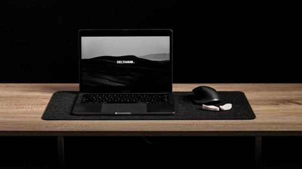 Deltahub Minimalistic Desk Pad Small