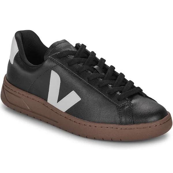 Veja Urca CWL Sneakers in Black