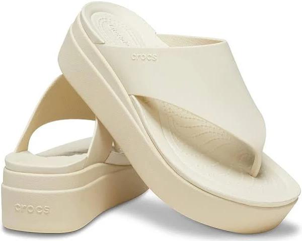 Crocs Brooklyn Flip; Bone, W5