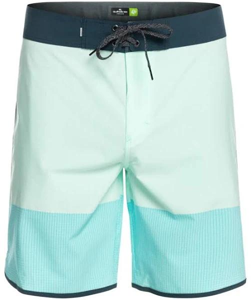 Quiksilver Highlite Scallop 19" Boardshorts in Green 38