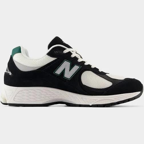 New Balance 2002 Trainers in Black and White