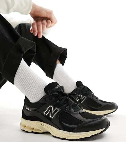 New Balance 2002 Leather Sneakers in Black