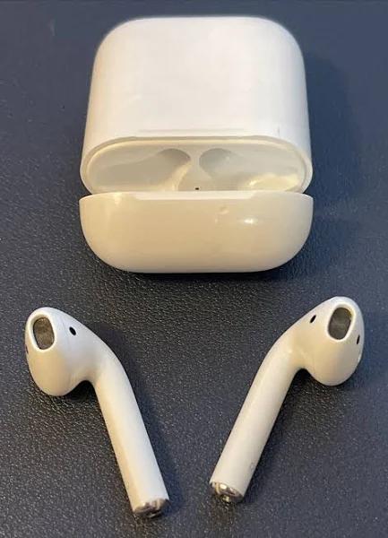 Apple Airpods With Charging Case