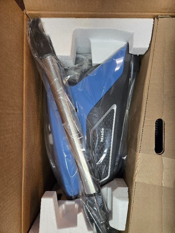Miele - Blizzard CX1 Turbo Team - Bagless Canister Vacuum
